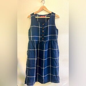 PYNE & SMITH dress. Blue sleeveless dress with front buttons.